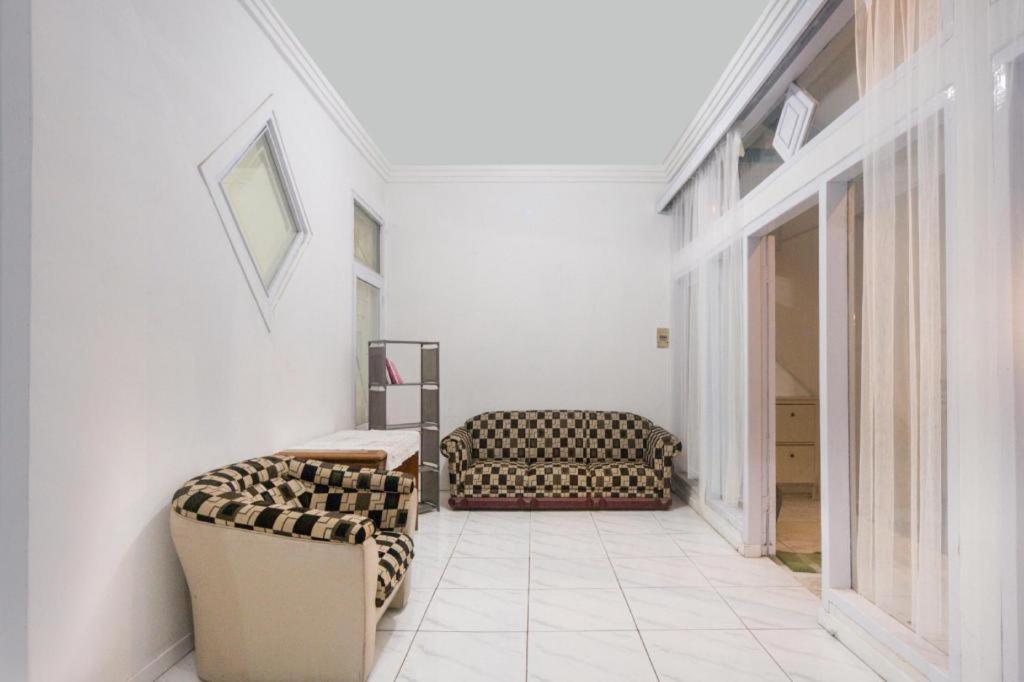 Oyo Life 3055 Rumah Enin 2*