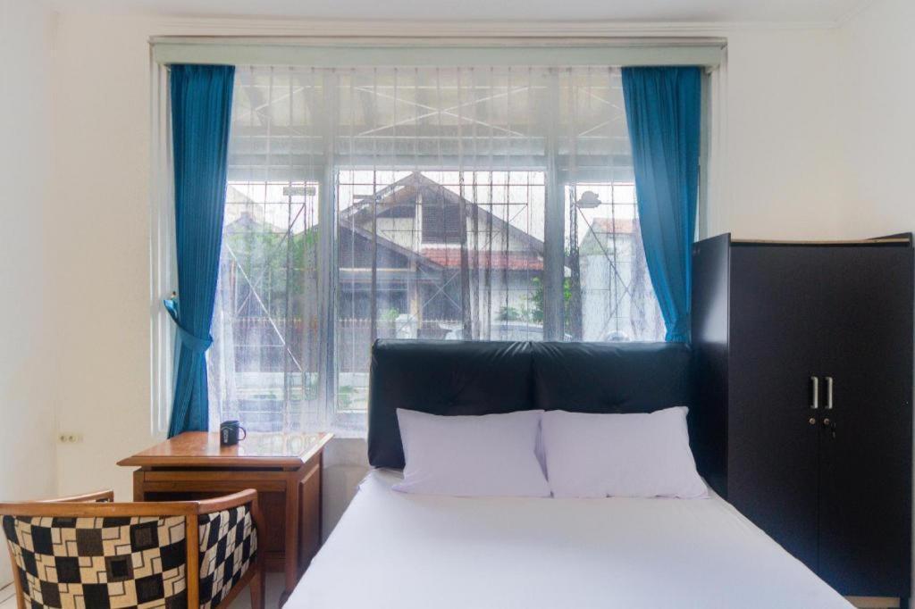 Oyo Life 3055 Rumah Enin 2*