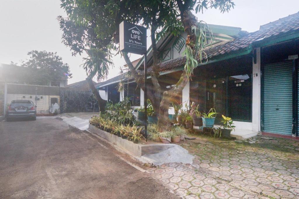 Oyo Life 3055 Rumah Enin