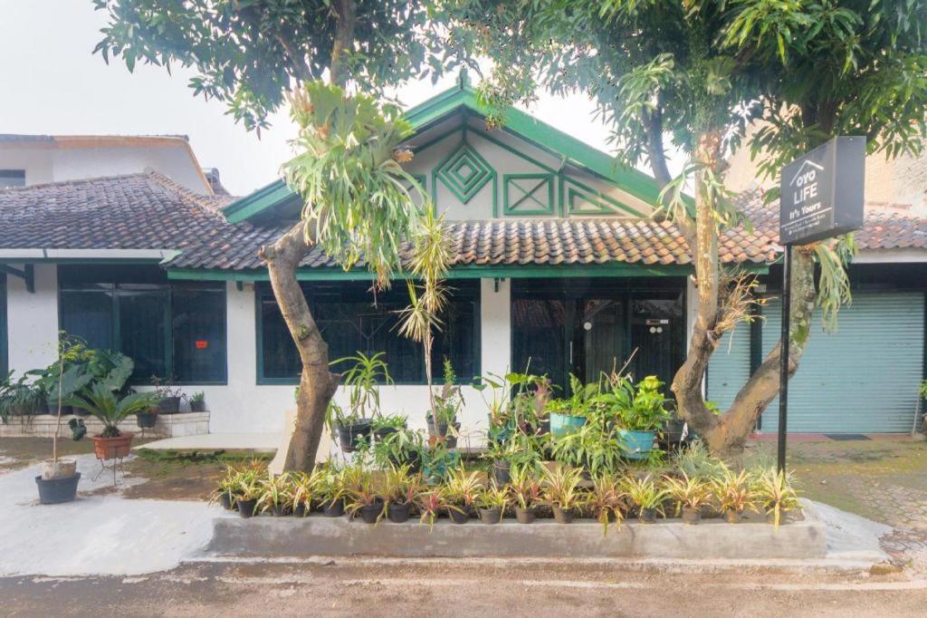 Oyo Life 3055 Rumah Enin 2*